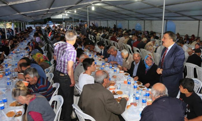 Başkan Gürkan, İlk İftarını Vatandaşlarla Birlikte İftar Çadırı’nda Yaptı