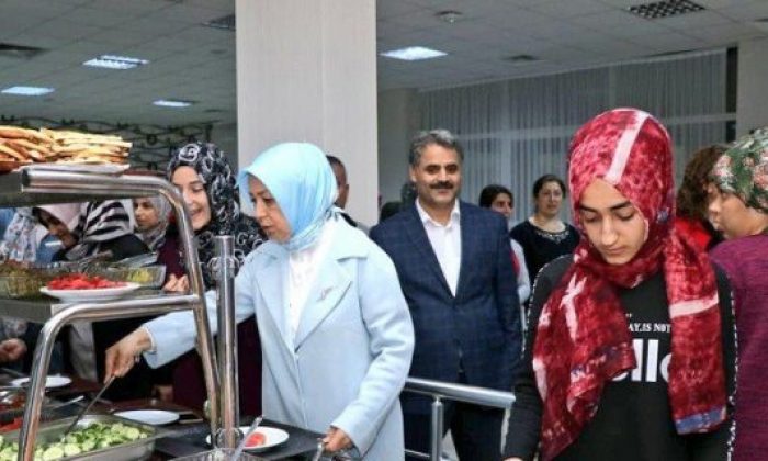 Çalık, Yurtta Kalan Öğrencilerle Sahur Yaptı