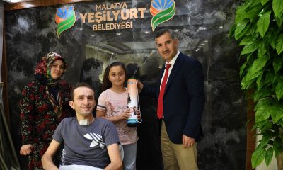 ENGELLİ VATANDAŞ İHSAN DEMİR, BAŞKAN ÇINAR’I MAKAMINDA ZİYARET ETTİ