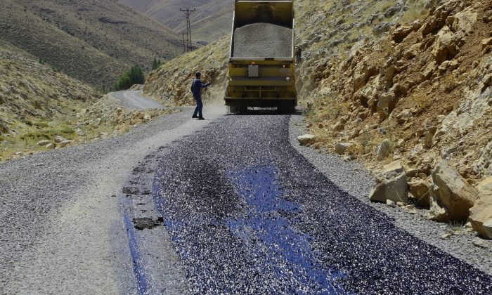 ULUKÖY MAHALLESİ’NDE 15 KM’LİK YOL ASFALTLANIYOR