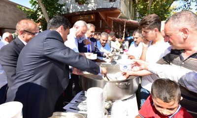 VATANDAŞLARA CUMA NAMAZI ÇIKIŞI AŞURE İKRAMI YAPILDI