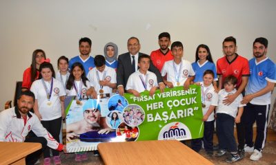 FIRSAT VERİRSENİZ HER ÇOCUK BAŞARIR’ PROJESİ AİLELERİNDEN VALİ KABAN’A TEŞEKKÜR ZİYARETİ