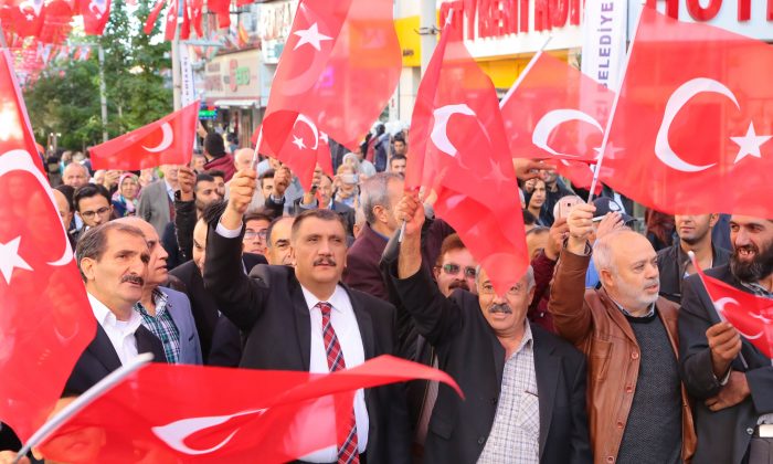 CUMHURİYET BAYRAMI KONSERİNE VATANDAŞLAR YOĞUN İLGİ GÖSTERDİ