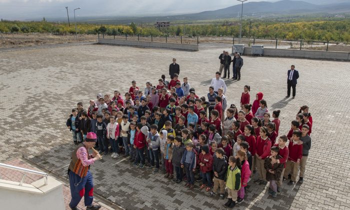 ÖĞRENCİLERE SUYUN ÖNEMİNİN ANLATILDIĞI TİYATRO OYUNU 16 OKULDA SAHNELENDİ ÖĞRENCİLERE SUYUN ÖNEMİNİN ANLATILDIĞI TİYATRO OYUNU 16 OKULDA SAHNELENDİ