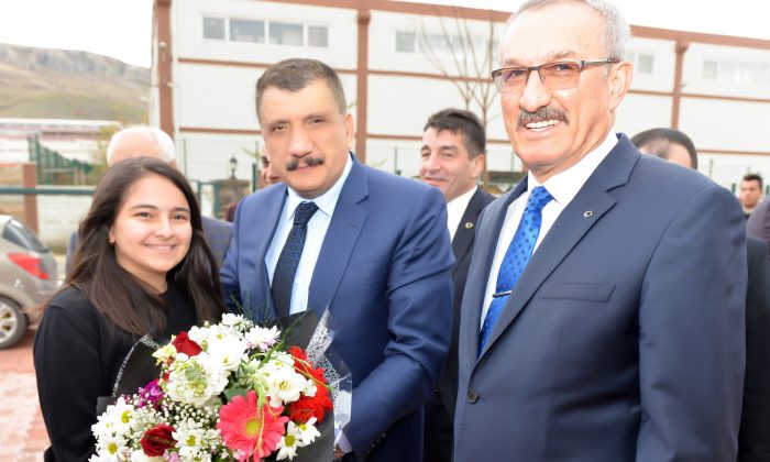 BAŞKAN GÜRKAN, “FARKLI KİTAPLARI OKUMAK İNSANLARI ZENGİNLEŞTİRİR