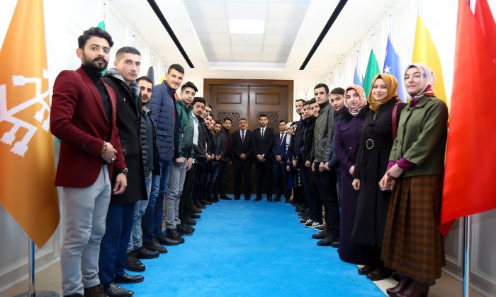 BAŞKAN GÜRKAN, AK PARTİ İLÇE GENÇLİK KOLLARI İLE BİR ARAYA GELDİ