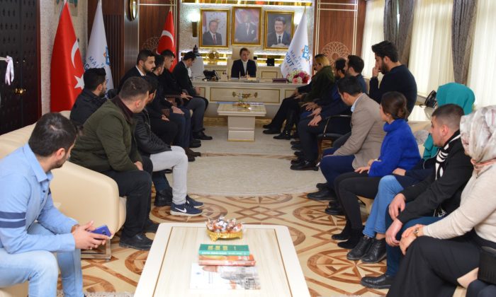 Gençlik ve Eğitim Derneği Genel Başkanı Ahmet Bayduz ve yönetim kurulu üyeleri Malatya Turgut Özal Üniveristesi Rektörü Prof.Dr. Aysun Bay Karabulut’u ziyaret etti.