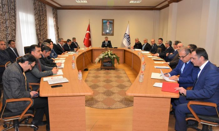 VALİ BARUŞ BAŞKANLIĞINDA BAĞIMLILIK İLE MÜCADELE TOPLANTISI DÜZENLENDİ