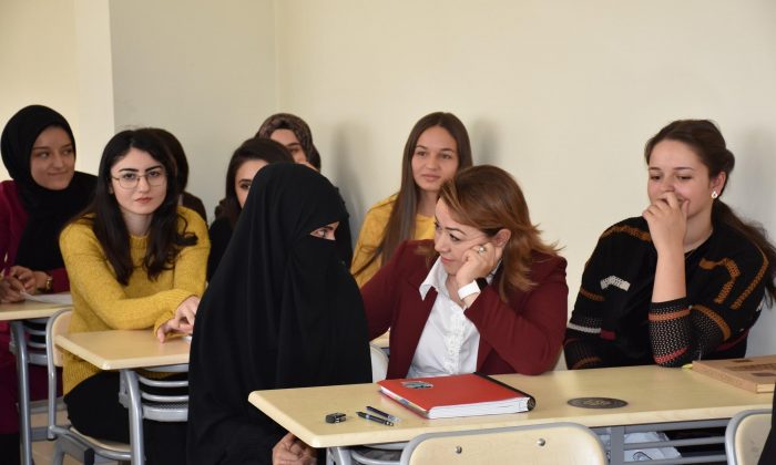 KIZ ÖĞRENCİLERİN YURT PROBLEMİ ÇÖZÜLDÜ