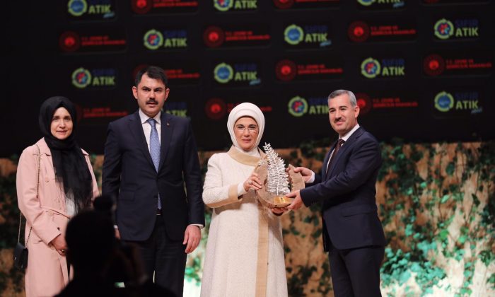 CUMHURBAŞKANIMIZIN EŞİ SAYIN EMİNE ERDOĞAN’DAN BAŞKAN ÇINAR’A ÖDÜL