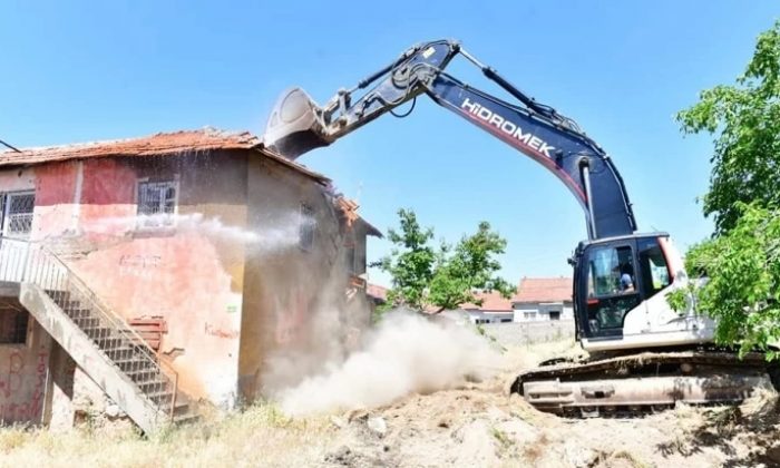 Yeşilyurt’ta Metruk Binalar Teker Teker Ortadan Kaldırılıyor