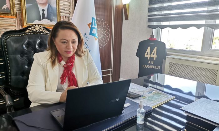 Rektör Karabulut, “Online eğitimde rol model uygulamalar geliştirdik”