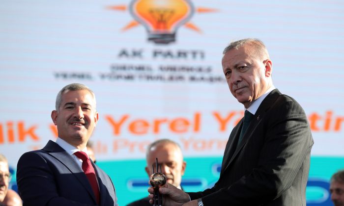 CUMHURBAŞKANI RECEP TAYYİP ERDOĞAN’DAN YEŞİLYURT BELEDİYE BAŞKANI MEHMET ÇINAR’A ÖDÜL