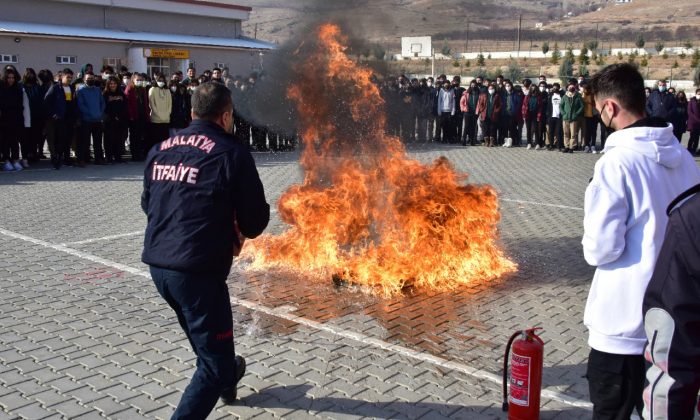 Akçadağ Fen Lisesi Öğrencilerine Yangın, Sel, Deprem Eğitimi Verildi