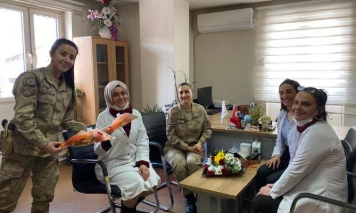 Jandarma Ekipleri Battalgazi Aile Sağlığı Merkezinde Çalışan Sağlıkçıları Unutmadı