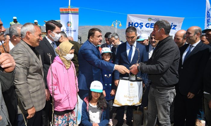 Malatya Büyükşehir Belediyesi Doğanyol’da Fidan Dağıtımı Yaptı