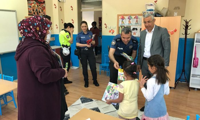 Darende’de Polis Minik Öğrencilere Oyuncak ve Kitap Dağıtımı Gerçekleştirdi.