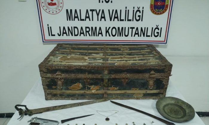 Jandarma Ekipleri, Darende’de 25 Parça Tarihi Eser İle Silah Ele Geçirdi