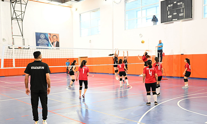 Battalgazi Belediyespor Kız Voleybol Takımı, Anadolu Set B Takımını Set Vermeden 3-0 Yendi