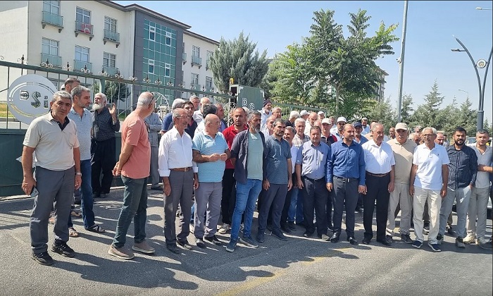 Mahsulleri Kuruyan Malatya’lı Çiftçiler DSİ Binası Önünde Toplanarak Tepkilerini Dile Getirdi