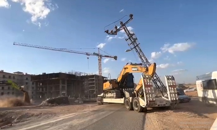 Yeşilyurt İkizce Mahallesinde İş Makinesi Yüklü Tır Elektrik Direğine Çarptı