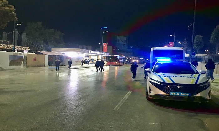 Malatya Valiliği Yanı Fuzuli Girişinde Doğalgaz Borusu Patladı, Yol Trafiğe Kapatıldı