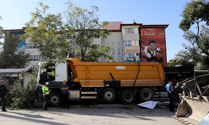 Malatya’da Hafriyat Kamyonu Kaza Yaparak İnönü Caddesinde Bir İş Yerine Girdi