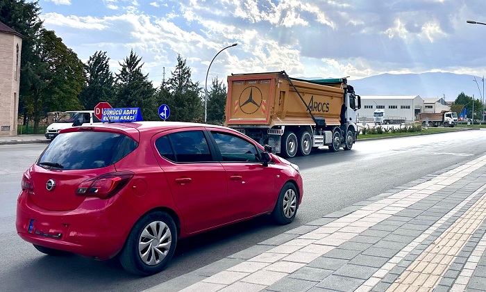 Malatya Şehir Mezarlığı Yolu Sürücüler ve Sürücü Adaylar İçin Tehlike Alanına Döndü